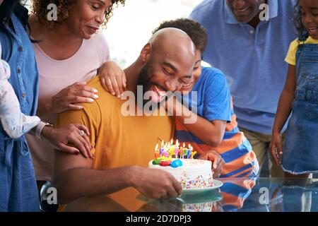 Famille afro-américaine de plusieurs générations célébrant ensemble l'anniversaire des Pères à la maison Banque D'Images