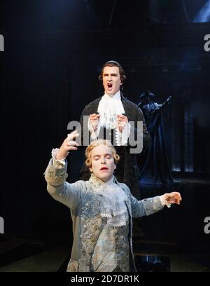 Avant: Joshua McGuire (comme Wolfgang Amadeus Mozart) arrière: Rupert Everett (comme Antonio Salieri) avec le Commendatore en arrière-plan dans AMADEUS par Peter Shaffer au Festival Theatre de Chichester, West Sussex, Angleterre 18/07/2014 conception: Simon Higlett éclairage: Tim Mitchell directeur: Jonathan Church Banque D'Images