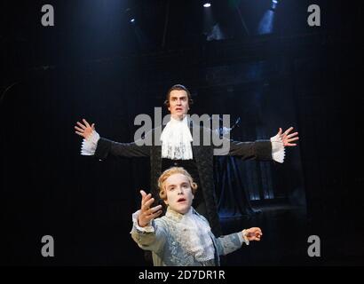 Avant: Joshua McGuire (comme Wolfgang Amadeus Mozart) arrière: Rupert Everett (comme Antonio Salieri) avec le Commendatore en arrière-plan dans AMADEUS par Peter Shaffer au Festival Theatre de Chichester, West Sussex, Angleterre 18/07/2014 conception: Simon Higlett éclairage: Tim Mitchell directeur: Jonathan Church Banque D'Images