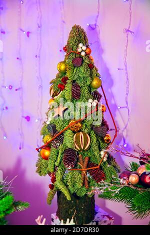 Compositions faites à la main en branches de sapin sous forme d'arbre de Noël à la foire. Banque D'Images