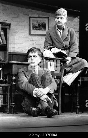 l-r: Rupert Everett (Guy Bennett), Kenneth Branagh (Tommy Judd) dans UN AUTRE PAYS par Julian Mitchell au Queen's Theatre, Londres W1 02/03/1982 a Greenwich Theatre 1981 conception de production: Bernard Culshaw éclairage: Leonard Tucker directeur: Stuart Burge Banque D'Images