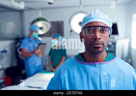 Portrait d'un chirurgien masculin portant des exfoliants et des lunettes de protection Théâtre d'opération de l'hôpital Banque D'Images