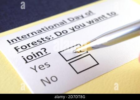 Une personne répond à une question sur la Journée internationale des forêts. Banque D'Images