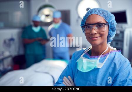 Portrait d'une femme chirurgien portant des exfoliants et des lunettes de protection Théâtre d'opération de l'hôpital Banque D'Images