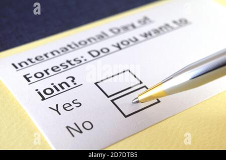 Une personne répond à une question sur la Journée internationale des forêts. Banque D'Images