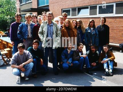 Unser Lehrer Doktor Specht, Familienfernsehserie, Deutschland 1991 - 1999, Darsteller: Robert Atzorn mit Schulklasse Banque D'Images