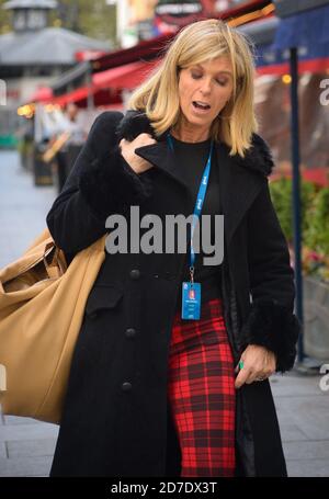 Kate Garraway photo portant un pantalon tartan rouge à Leicester Square, Londres, le 22 octobre 2020. Banque D'Images