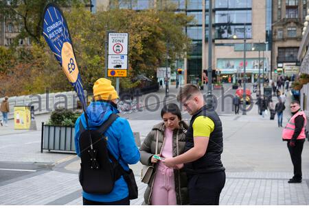 Édimbourg, Écosse, Royaume-Uni. 22 octobre 2020. En raison de l'absence de fréquentation et de confinement d'urgence dans le centre de l'Écosse, les attractions d'Édimbourg continuent de lutter pour attirer les visiteurs en raison de la pandémie du coronavirus Covid-19. Guide des visites en bus d'Édimbourg et informations sur le pont Waverley. Crédit : Craig Brown/Alay Live News Banque D'Images