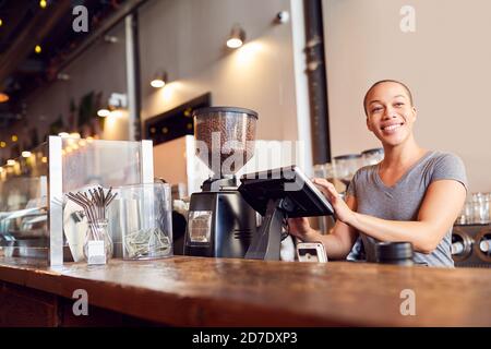 Portrait d'une femme propriétaire de café au comptoir des ventes Banque D'Images