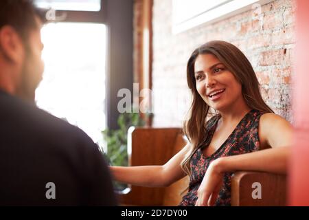 Portrait de propriétaire de café masculin et féminin debout à Bureau des ventes Banque D'Images
