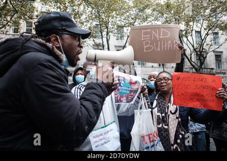 Le 20 octobre 2020, la police et les forces armées nigérianes ont harcelé, blessé et tué de nombreux civils tout en refusant leurs droits civils et juridiques Banque D'Images