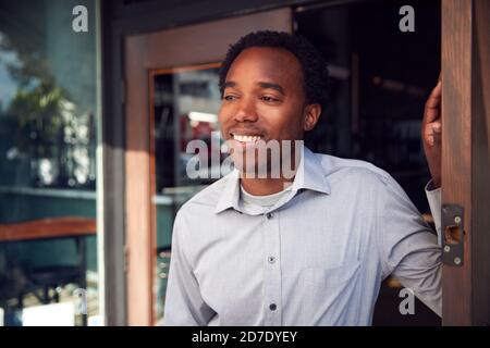 Homme propriétaire de Start Up Coffee Shop ou Restaurant debout Dans la porte Banque D'Images