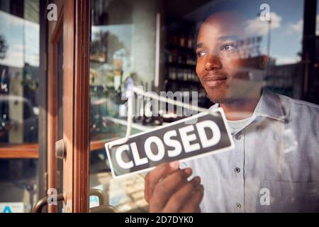 Le propriétaire masculin du café-restaurant ou du restaurant tournant rond est fermé Signez la porte de l'entreprise qui a échoué Banque D'Images