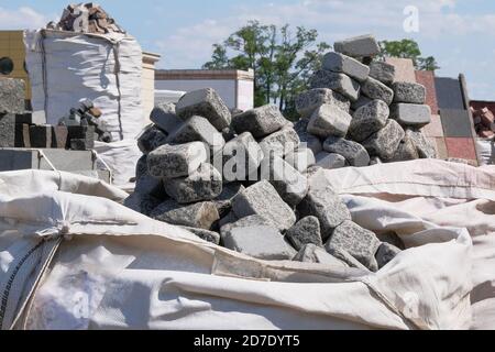 Matériaux de construction. Matériaux de construction pour maisons de décoration et de construction. Des piles de pierres grises sont vendues sur le marché de la construction. Banque D'Images