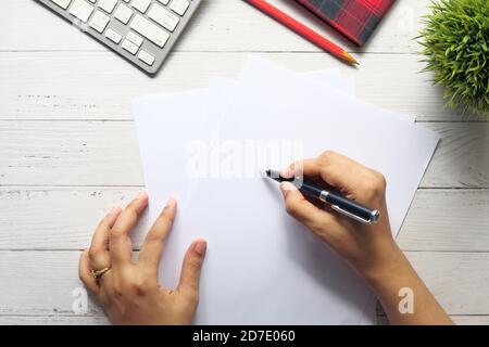 vue de dessus des femmes écrivant à la main sur du papier vide tableau Banque D'Images