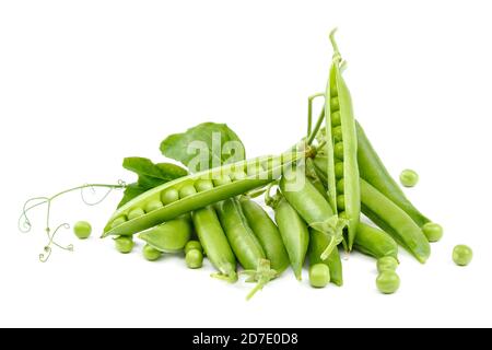 Fruits de pois verts isolés sur fond blanc. Banque D'Images