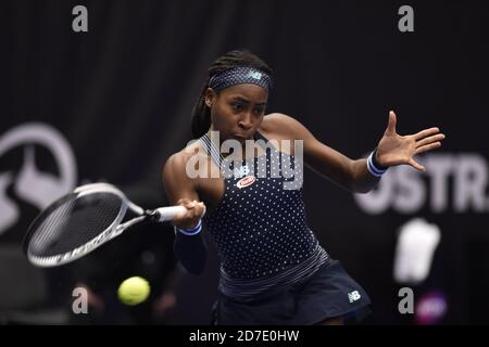 ***CTK POOL*** Cari Gauff des Etats-Unis joue un coup contre Aryna Sabalenka de Biélorussie pendant le tournoi de tennis J&T Banka Ostrava Open 2020 à Ostrava, République Tchèque, le 22 octobre 2020. (CTK photo/Jaroslav Ozana) Banque D'Images
