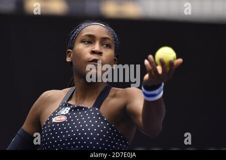 ***CTK POOL*** Cari Gauff des Etats-Unis joue un coup contre Aryna Sabalenka de Biélorussie pendant le tournoi de tennis J&T Banka Ostrava Open 2020 à Ostrava, République Tchèque, le 22 octobre 2020. (CTK photo/Jaroslav Ozana) Banque D'Images