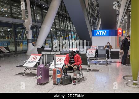 Heathrow terminal 5, zone d'attente des passagers pendant l'éclusage de Covid-19 L0cal, octobre 2020 Banque D'Images