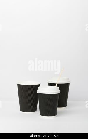 Tasses à café en carton recyclables avec couvercles en plastique : Phillip Roberts Banque D'Images