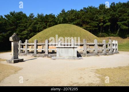 Tombe du général Kim Yu-sin à Gyeongju, en Corée. Inscription: 新羅太大角干金庾信墓 'Tombeau de Silla Suprême Herald de la Défense Kim Yu-sin' Banque D'Images