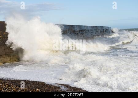 Vagues qui frappent le brise-lames à Newhaven pendant une tempête. Banque D'Images