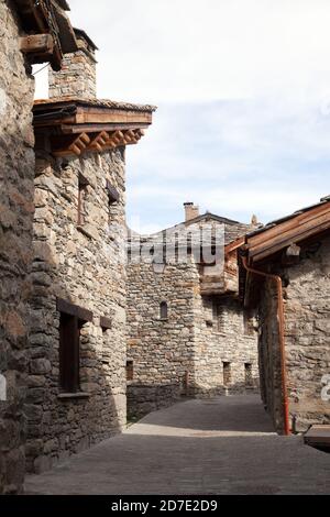 Vieilles maisons traditionnelles en pierre à Bonneval-sur-Arc haute-Maurienne Savoie France Banque D'Images