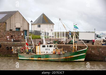 Un bateau de pêche dans le port de Maryport, Cumbria, Royaume-Uni. Banque D'Images