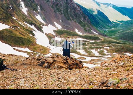 Femme randonneur utilisant la navigation d'application de smartphone en montagne recherche de chemin photographier un blogueur de voyage influent style de vie randonnée aventure summe Banque D'Images