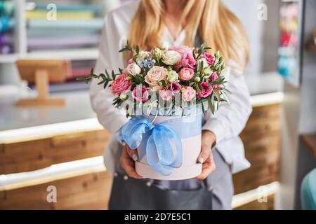 Belle fleuriste féminine avec un magnifique bouquet Banque D'Images