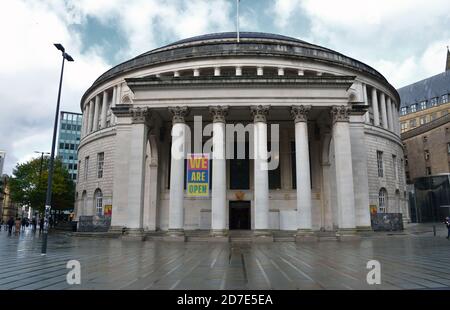 La zone autour de la bibliothèque centrale de Manchester sans foule, centre-ville de Manchester, Royaume-Uni Banque D'Images