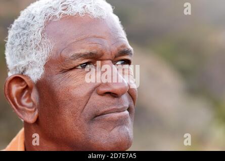 Portrait en plein air d'un homme senior afro-américain sérieux avec mental Problèmes de santé Banque D'Images