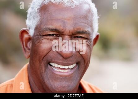 Portrait d'un homme senior afro-américain souriant en plein air à la campagne Banque D'Images