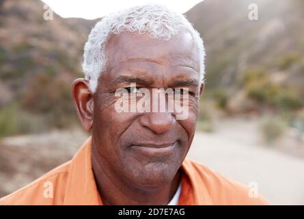 Portrait en plein air d'un homme senior afro-américain sérieux avec mental Problèmes de santé Banque D'Images