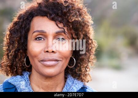 Portrait extérieur de femme sénior afro-américaine sérieuse avec Mental Problèmes de santé Banque D'Images