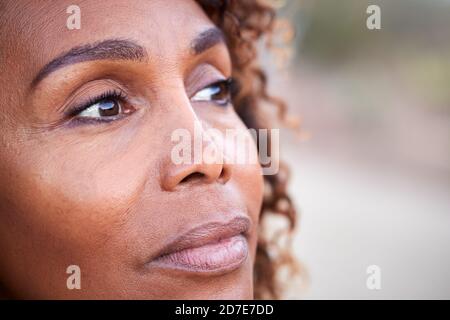 Portrait extérieur de femme sénior afro-américaine sérieuse avec Mental Problèmes de santé Banque D'Images
