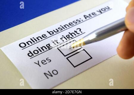 Une personne répond à une question sur les affaires en ligne. Banque D'Images