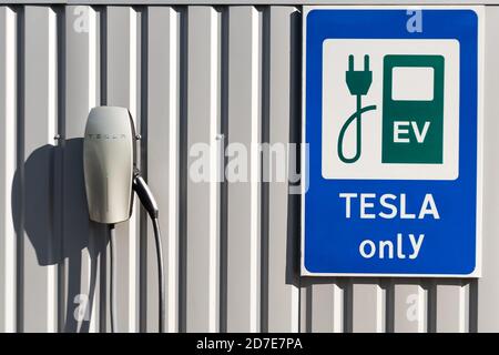 Kiev, Ukraine - 17 OCTOBRE 2020 : panneau de recharge de véhicule Tesla près de la station de charge, contre une clôture grise Banque D'Images