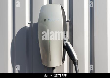 Kiev, Ukraine - 17 OCTOBRE 2020: Station de charge de véhicule Tesla sur fond de clôture grise. Banque D'Images