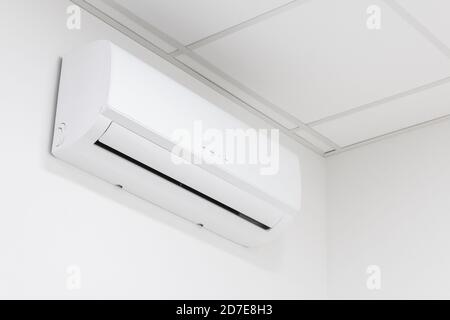 air conditionné de chauffage et de refroidissement blanc sur mur blanc dans bureau ou domicile Banque D'Images