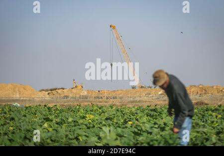 Bande de Gaza, bande de Gaza, Palestine. 22 octobre 2020. Les véhicules militaires israéliens recherchent les tunnels de résistance palestiniens à l'est de la bande de Gaza. Credit: Abed Alrahman Alkahlout/Quds Net News/ZUMA Wire/Alay Live News Banque D'Images