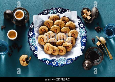 biscuits turcs aux amandes et café sur la table dans des plats traditionnels: une assiette avec un ornement et des tasses de cuivre. temps de thé Banque D'Images