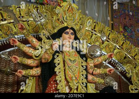 Statue de la déesse hindoue Durga avec sa famille pendant la puja Banque D'Images