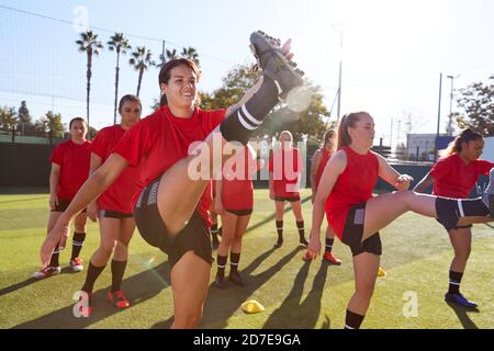 Entraînement de l'équipe de football pour Femme pour le match de football sur Astro extérieur Pas de gazon Banque D'Images