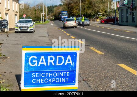 Ballinascarthy, West Cork, Irlande. 22 octobre 2020. Gardai a monté un point de contrôle sur la N71 à Ballinascarthy aujourd'hui dans le cadre des restrictions de niveau 5. L'opération Fanacht se poursuivra pendant au moins six semaines. Crédit : AG News/Alay Live News Banque D'Images