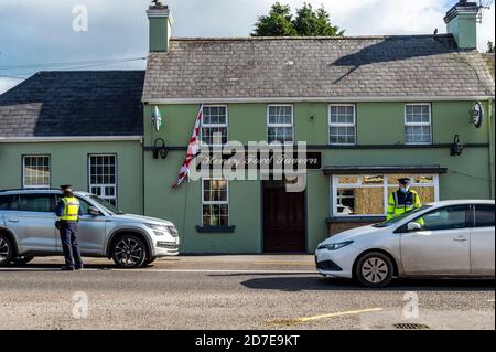 Ballinascarthy, West Cork, Irlande. 22 octobre 2020. Gardai a monté un point de contrôle sur la N71 à Ballinascarthy aujourd'hui dans le cadre des restrictions de niveau 5. L'opération Fanacht se poursuivra pendant au moins six semaines. Crédit : AG News/Alay Live News Banque D'Images