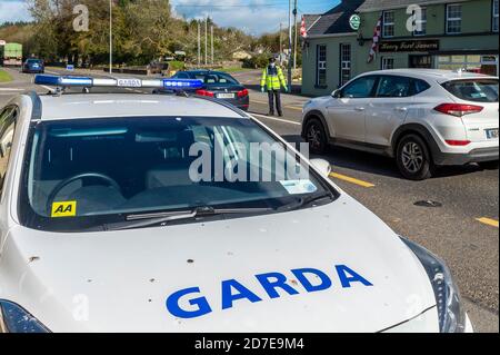 Ballinascarthy, West Cork, Irlande. 22 octobre 2020. Gardai a monté un point de contrôle sur la N71 à Ballinascarthy aujourd'hui dans le cadre des restrictions de niveau 5. L'opération Fanacht se poursuivra pendant au moins six semaines. Crédit : AG News/Alay Live News Banque D'Images