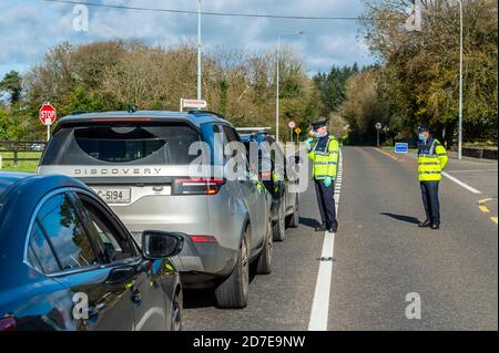 Ballinascarthy, West Cork, Irlande. 22 octobre 2020. Gardai a monté un point de contrôle sur la N71 à Ballinascarthy aujourd'hui dans le cadre des restrictions de niveau 5. L'opération Fanacht se poursuivra pendant au moins six semaines. Crédit : AG News/Alay Live News Banque D'Images