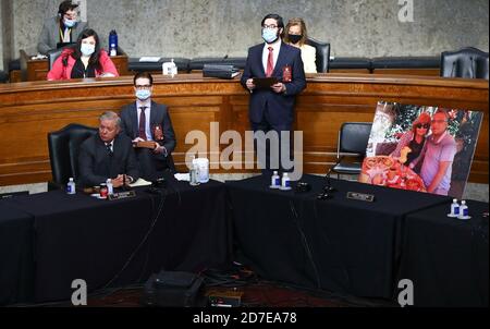 Le sénateur américain Lindsey Graham (républicain de Caroline du Sud), président de la Commission judiciaire du Sénat américain, préside à côté d'une image de personnes aidées par l'Affordable Care Act (ACA) qui occupe le siège de la sénatrice américaine Dianne Feinstein (démocrate de Californie), membre de rang de la Commission judiciaire du Sénat américain, L'OMS et d'autres membres du comité démocrate ont boycotté la réunion de la Commission judiciaire du Sénat sur la nomination de la juge Amy Coney Barrett à titre de juge associé de la Cour suprême des États-Unis, à Capitol Hill, à Washington, États-Unis, le 22 octobre 2020. Crédit: Hannah McKay/P. Banque D'Images