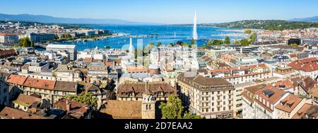 Vue panoramique sur les toits de Genève, la baie de Genève et le lac Léman depuis le clocher de la cathédrale Saint-Pierre par une belle journée d'été. Banque D'Images